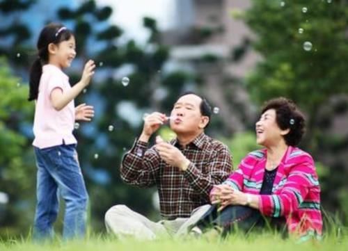 孩子|奶奶给孙子冲奶粉，妈妈却从监控中发现恶心一幕：奶瓶被舔了又舔