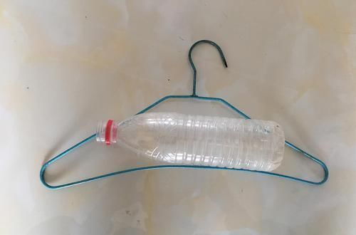 塑料瓶|衣架上挂两个塑料瓶，放在阳台太实用了，解决了家家户户的大难题