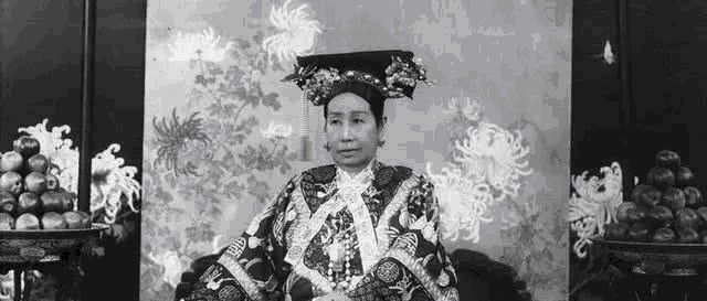 袁世凯|慈禧1902年西逃回京时的照片曝光：场面混乱不堪，大臣痛哭跪迎