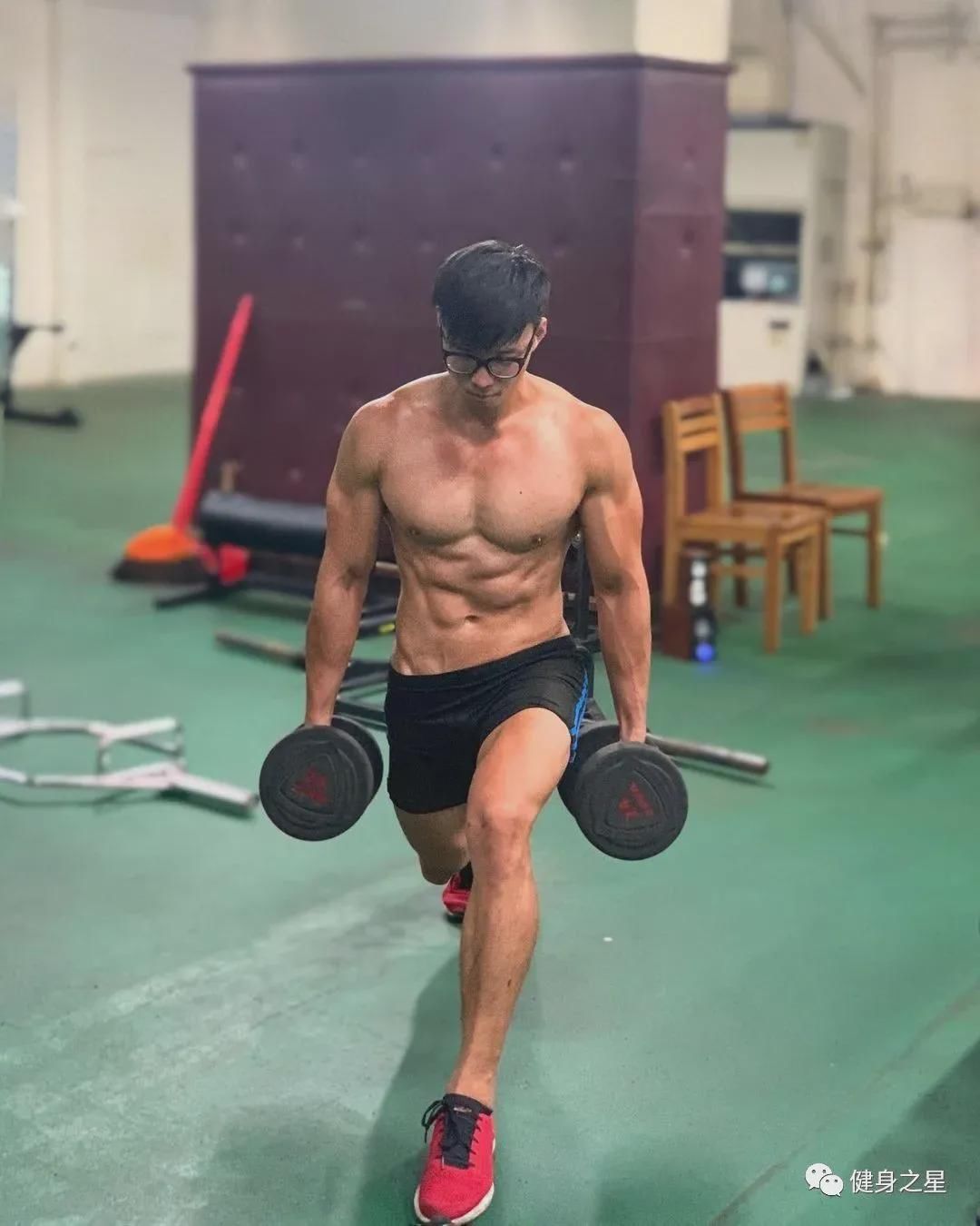 超硬核眼镜|超硬核眼镜小哥秀肌肉，筋肉身材太生猛了！