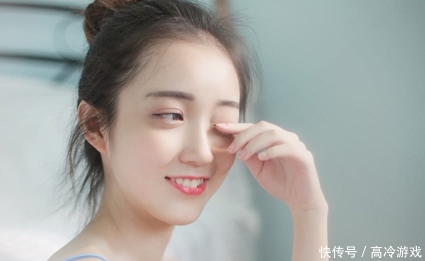 99%敢露出“额头”的女生,都会有4个特征,第三个条件挺苛刻