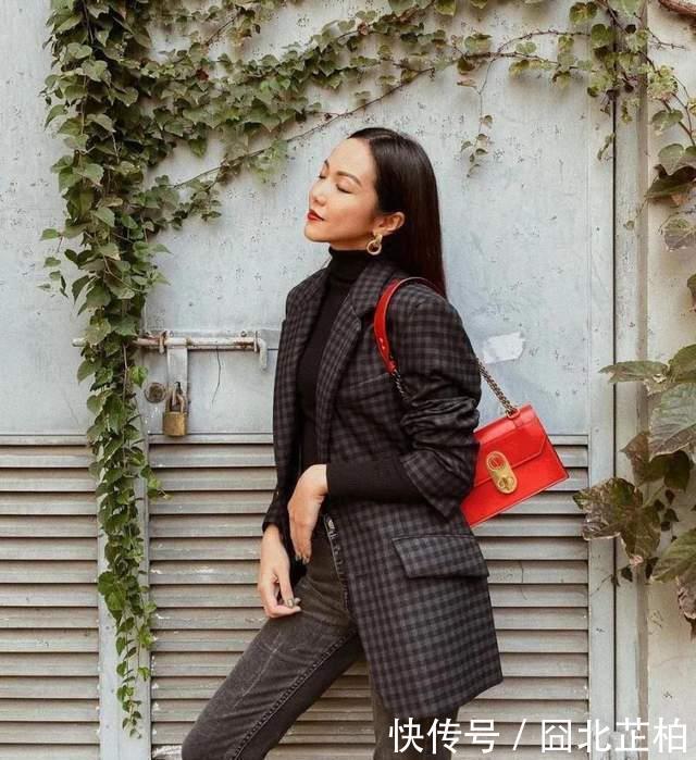 50岁的女人,过年最好少穿“红一套”!试试这3种穿搭,特优雅