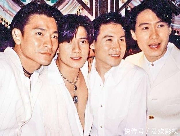 乖乖|蒙面唱将史上最大牌:揭面后评委乖乖起身,全都不敢点评