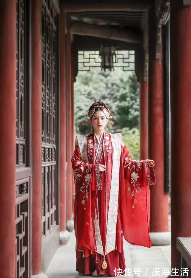 明制|中国人的嫁衣,不该只有西方的婚纱,更应该是传统的凤冠霞帔!