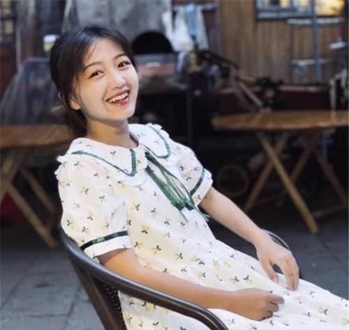 《变形记》的最美农村女孩梁小友,高中辍学当网红,如今过得怎样