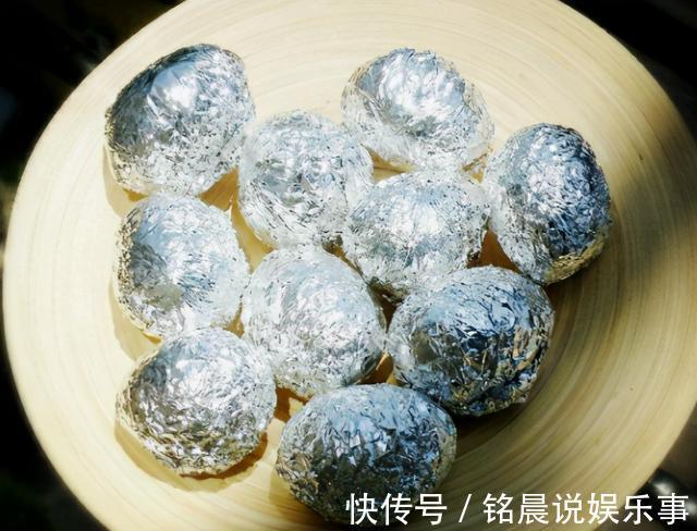 流油|怎样腌咸鸭蛋才好吃？大厨教我懒人做法，30天个个流油还起沙