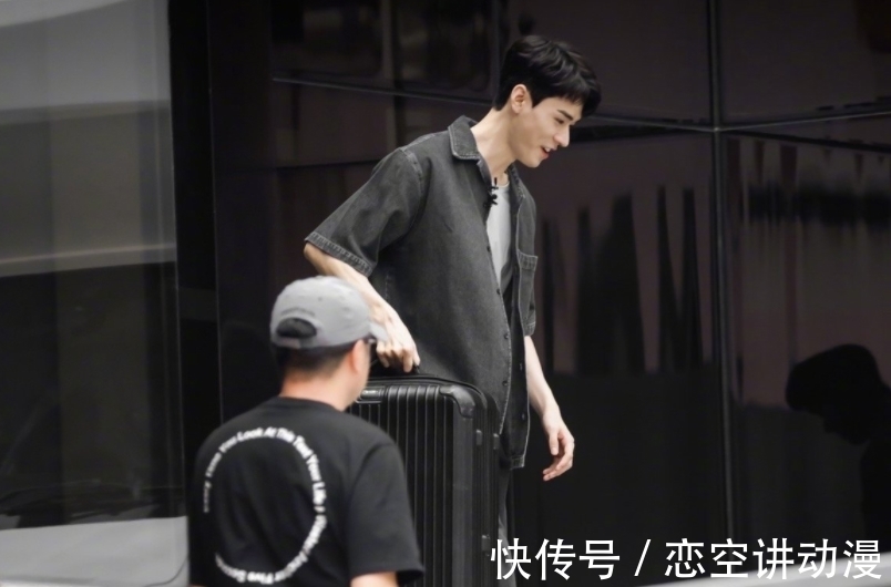 小姐姐|《中餐廳5》路透，周也餐廳造型曝光，龔俊自帶鍋錄制節(jié)目