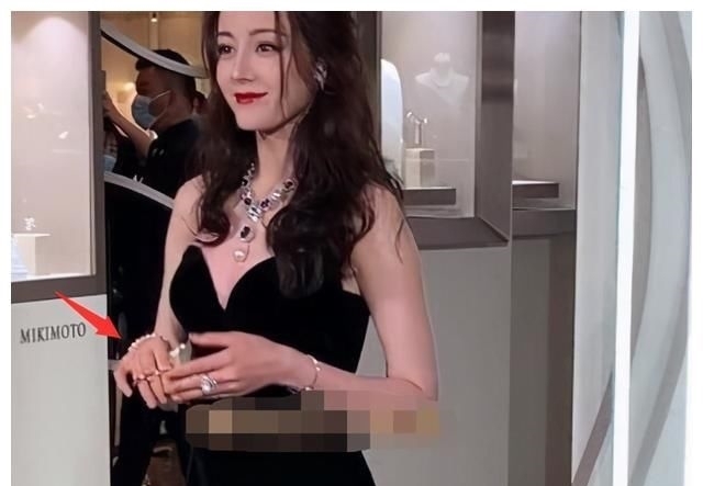 刀刃 《中餐厅》赵丽颖递刀动作再惹争议,刀刃对人太危险,细节很重要