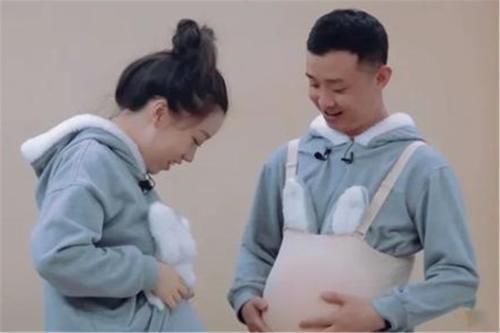 宝妈|一家人因睡觉位置走红，网友：女儿是亲生的，儿子怕是充话费送的