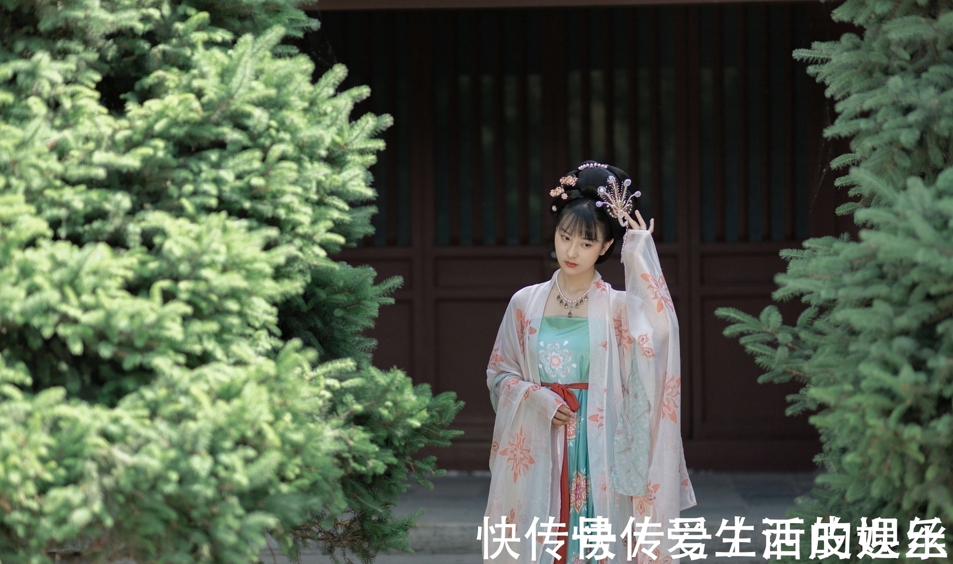 洞庭波$诗·十首丨一卷痴情衫袖瘦,千愁满面鬓丝燃