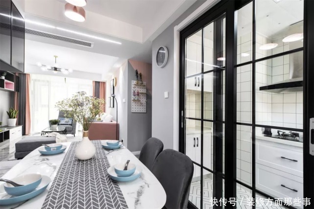 电视柜|87平现代风两居室,黑白灰加入粉色调的装饰这个沙发墙太浪漫了