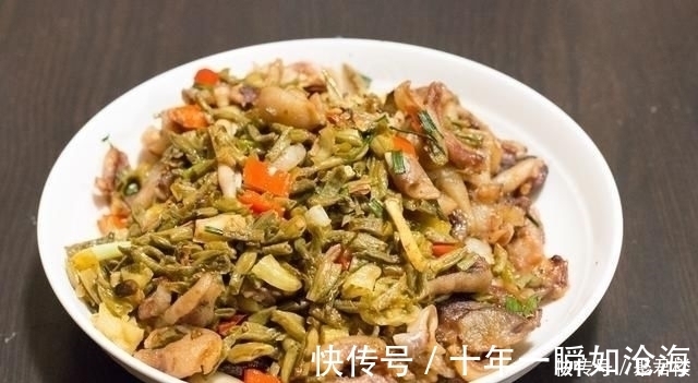 老家来亲戚，弟弟一家请吃饭，弟媳做了11个菜，大伙吃了一锅饭