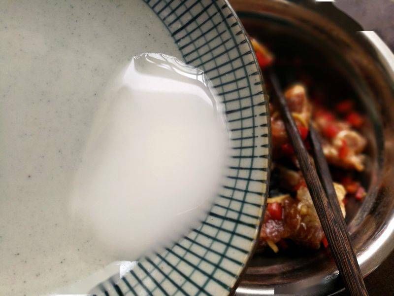 3斤排骨一瓶啤酒，往锅里一扔，好吃到流口水，做法一看就会！