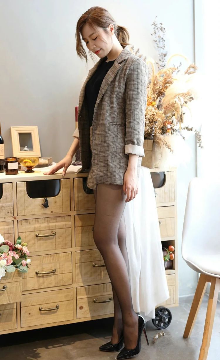 尖头 职业女性着装别困惑,两件套西装裙+尖头细跟鞋,穿出高级轻熟风