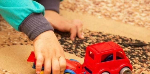 幼儿园|幼儿园办“跳蚤市场”，宝宝拿出了妈妈的钻戒，8元标价气笑宝妈