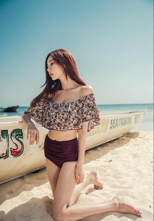 沙滩 美女在沙滩穿比基尼,魅力十足美丽动人,不失性感气质