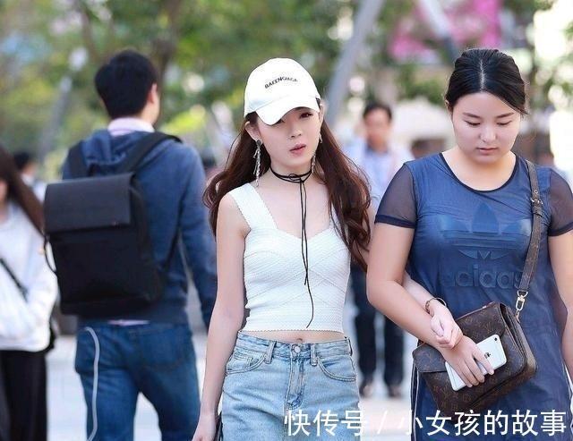 |搞笑段子:在结婚登记处碰到俩刚拿完证的小青年