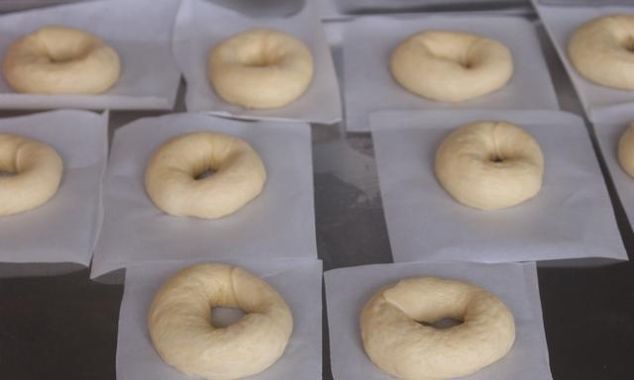 面粉|甜甜圈别再买,五勺面粉两颗鸡蛋,做着比麻花简单,比油条好吃