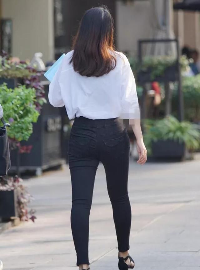 运动鞋 比较宽松版白衬衣,紧身裤配搭高跟鞋子,事实上她很聪慧