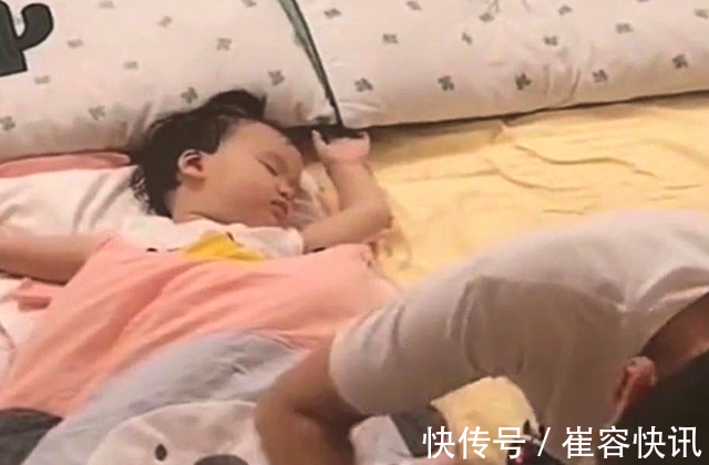 幼儿园|妈妈让爸爸哄女儿睡觉,做完家务回来,推开房门踢了爸爸一脚