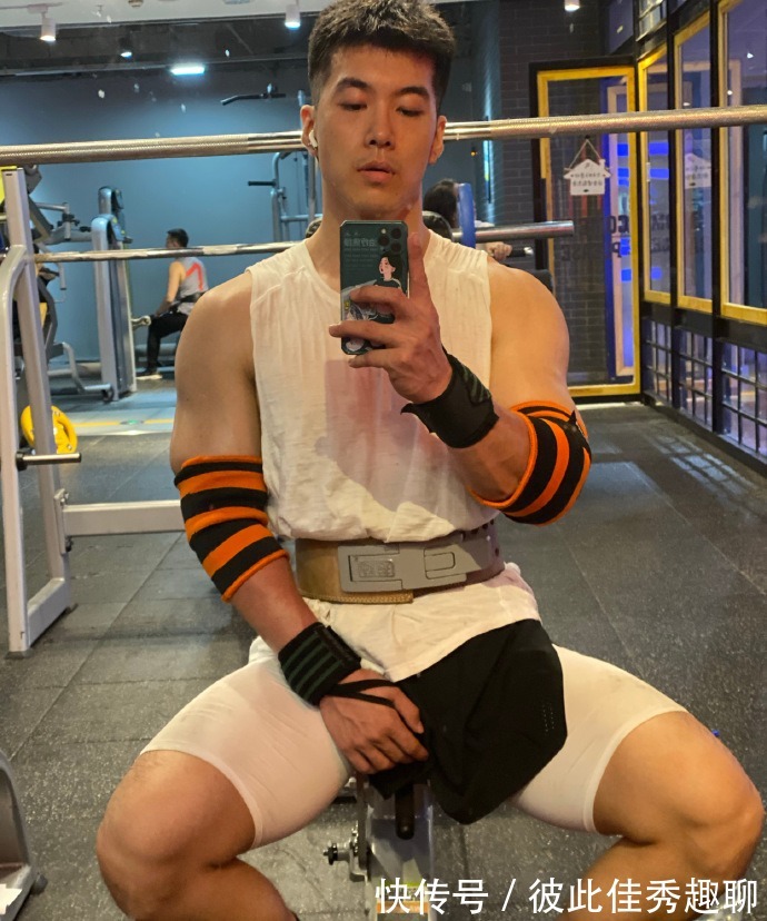 健身|爱健身的90后，胸肌发达麒麟臂健壮，在健身房常丢衣服！