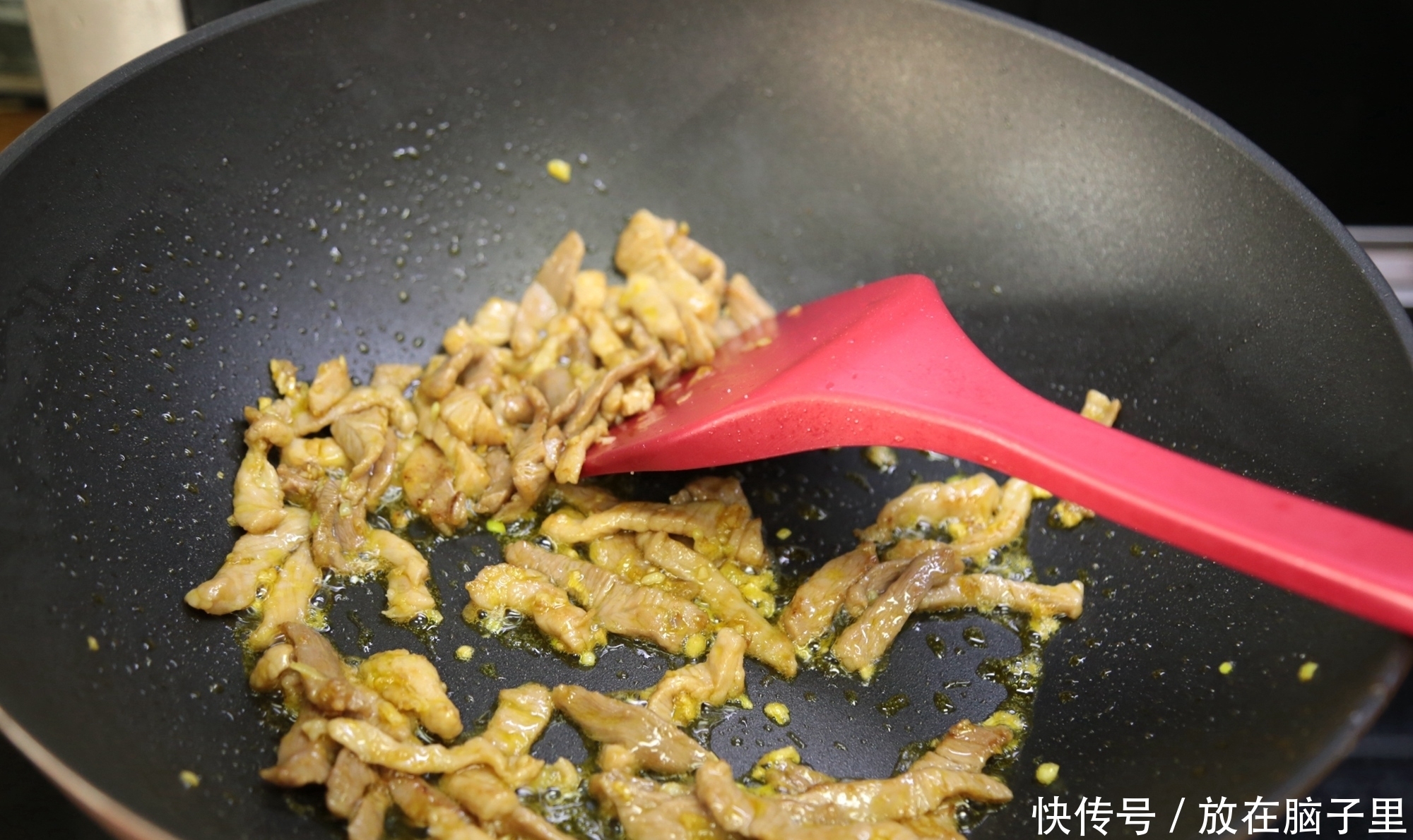  青椒炒肉丝，到底先炒肉还是青椒？分享一下跟大厨学来的方法