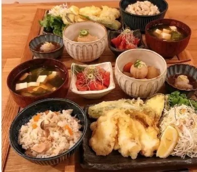 单亲妈妈|日本单亲妈妈晒母女俩晚餐,一人一盘分餐合理,网友:真的好健康