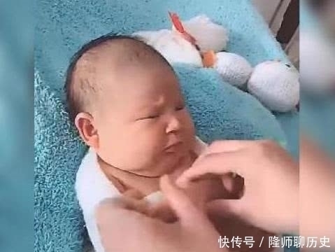 宝宝去拍“满月照”,不情愿的小表情太可爱,仿佛全身都在拒绝