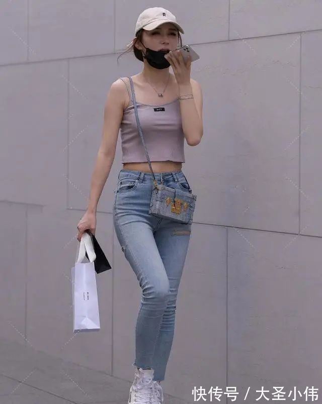 打底裤 美女街拍:粉色修身吊带搭配蓝色牛仔打底裤,一定的技巧,比较考验身材