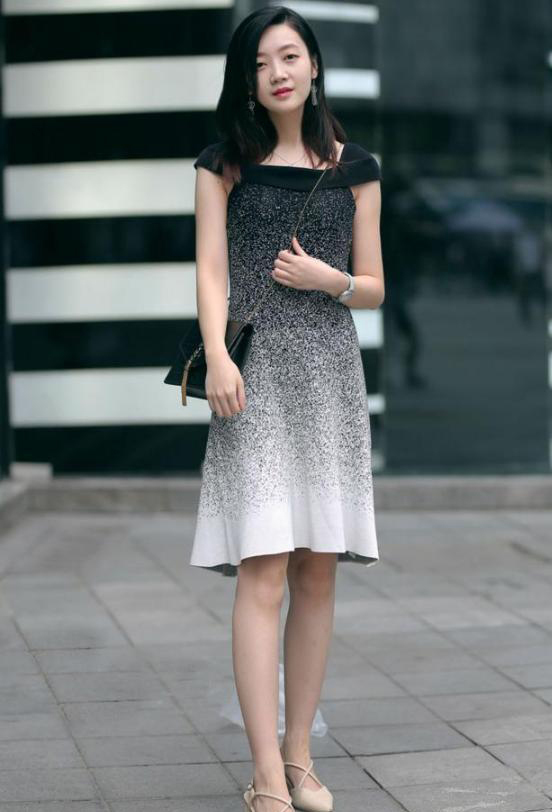 穿搭 身材高雅的美女,休闲开衫搭配百褶裙,给人帅气唯美的气质感