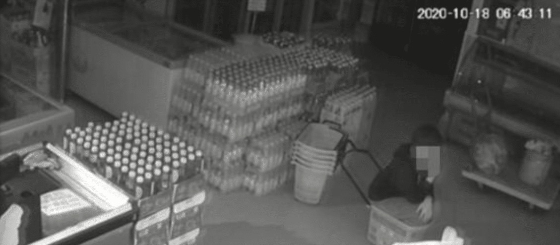 强强|10岁男孩因为调皮被锁超市仓库,整夜吃吃喝喝,网友童年的梦想