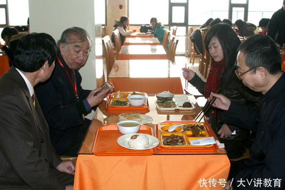 上海大学|高校开设“教授食堂”惹争议，为啥吃个饭，还要把人分成三六九等