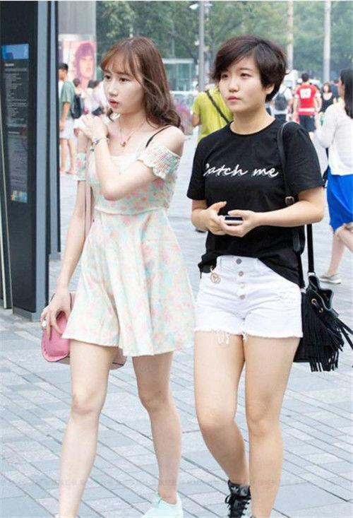 街拍：嫣然巧笑的美女，格子外衣搭配连衣裙，时尚又不美感