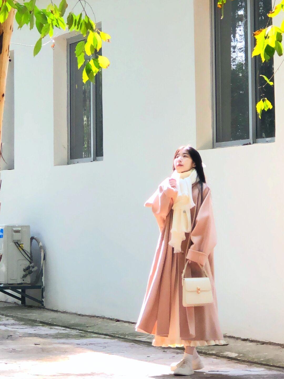 大衣 穿衣还是要懂配色,今年冬天多穿这几个流行色,温柔显白又高级