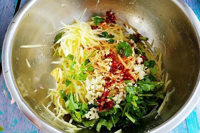 土豆丝的灵魂吃法,不炒不蒸不油炸,简单几步清凉一夏