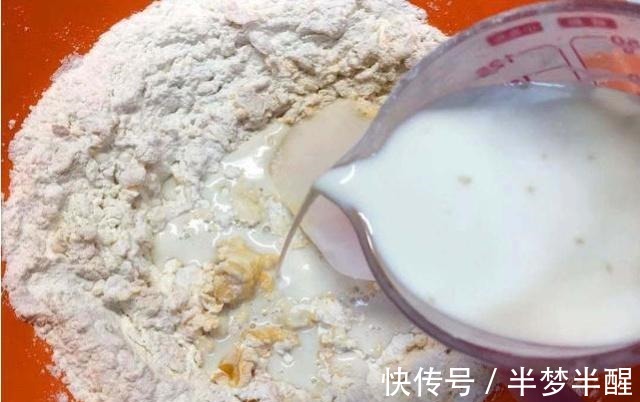 一碗面粉,两个鸡蛋,不用一滴水,5分钟教你做软香的“面包饼”!