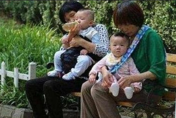 老人家|“最忙姥姥”火了,3胞胎女儿各生三胞胎,网友:可以开幼儿园了
