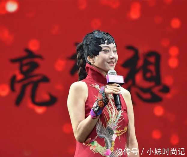 62岁杨丽萍不服老“羽毛”发型配长袍走民族风,鱼尾纹好明显