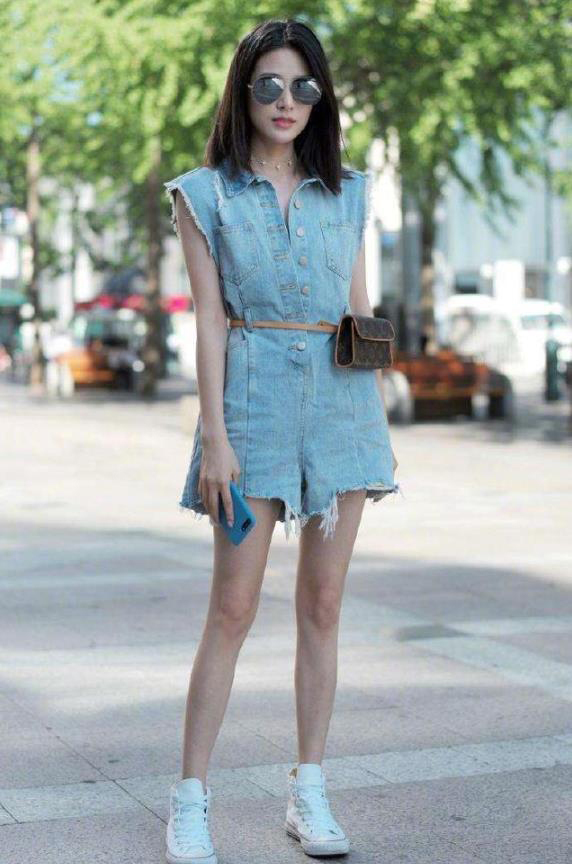 穿搭 身材高雅的美女,休闲开衫搭配百褶裙,给人帅气唯美的气质感