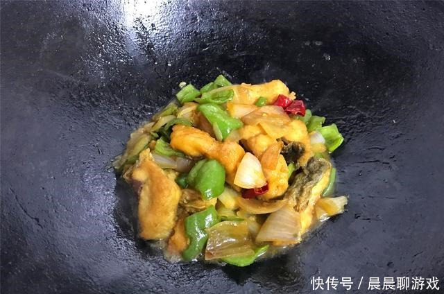 不管炖什么鱼,别再用水炖了,用它炖,鱼肉又鲜又嫩,还没腥味