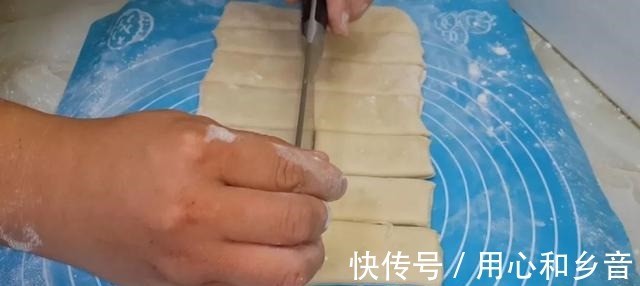 松软|这种创意油条做法，外皮酥掉渣，里面松软香甜，好吃又简单！