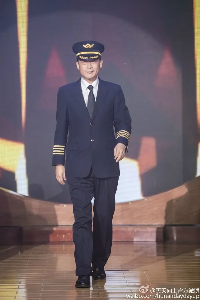 中国最美机长去世 曾执飞载200余人航班遇险安全落地