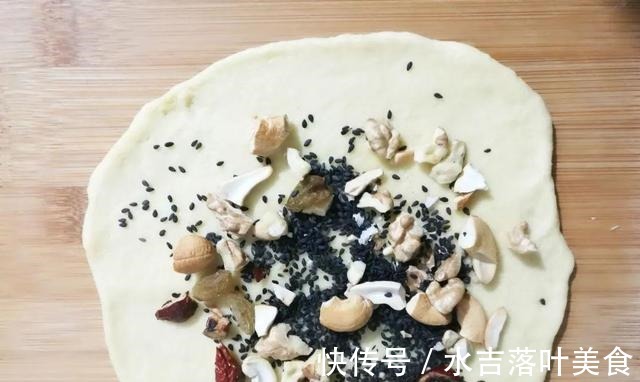 自己在家做面包，加核桃、腰果、芝麻、葡萄干、大枣等，营养十足！