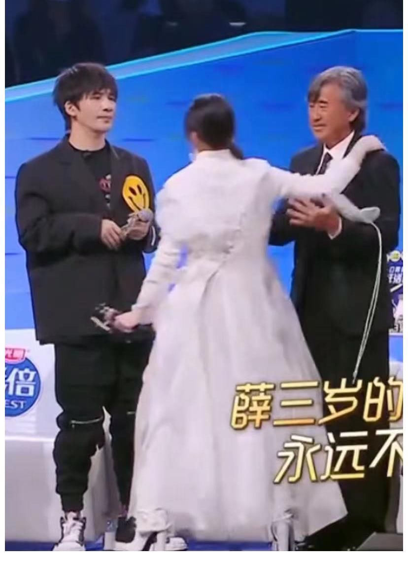 戴佩妮穿恨天高表演,薛之谦调侃她踩高跷,喊话拿出鞋垫让他闭嘴