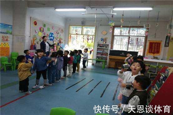 幼儿园老师|“妈,我可以喝水吗”幼儿园放学后孩子不断哀求,真相让妈妈落泪