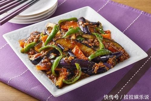 炒茄子时,先放油是不对的,酒店大厨教您一招,茄子不油不发黑