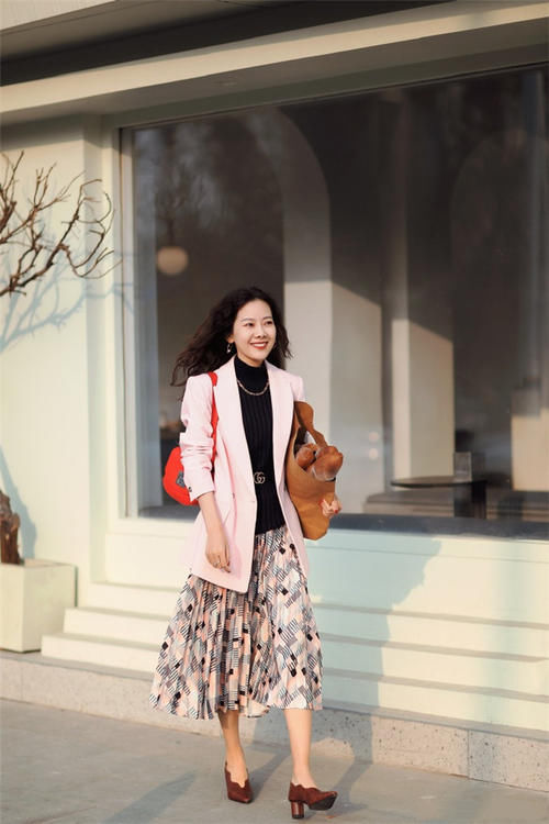 不管什么身材的女人，穿裙子牢记这4个要点，上身才显瘦又迷人