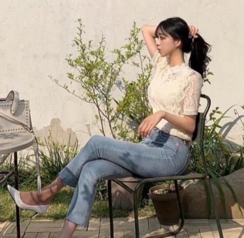 穿搭|美女穿搭:牛仔裤打底衫彰显女人温柔美,十分别致,时髦少女感觉