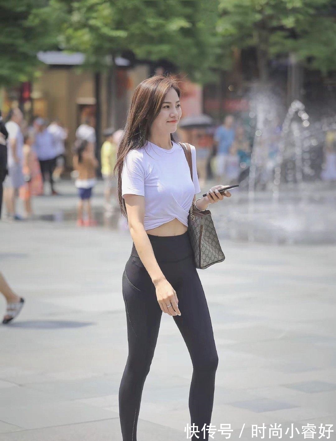 健身裤 姐姐出门穿得挺随性,一件健身裤穿出元气感,状态真的好