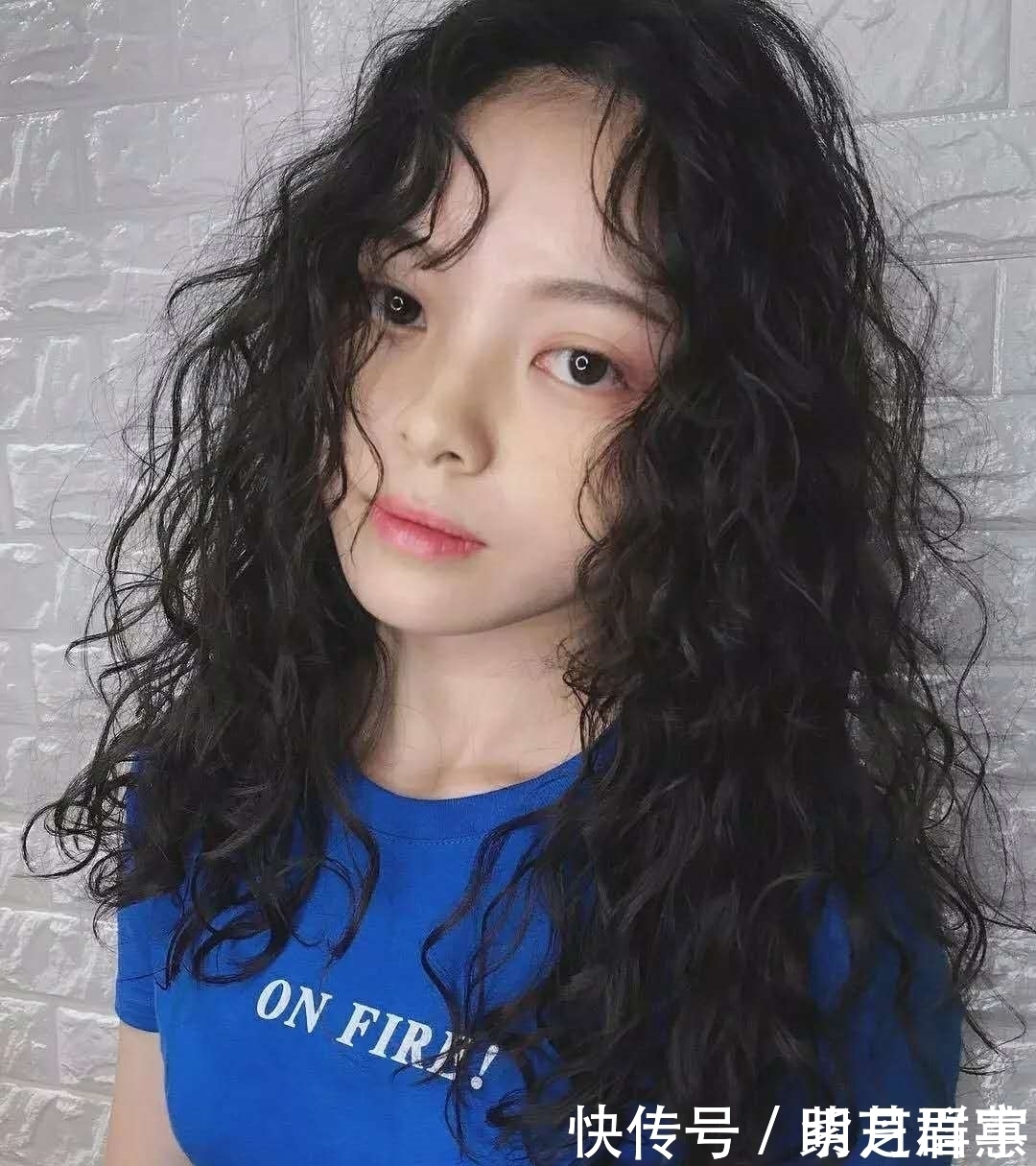 闺蜜|闺蜜都烫了流行的泡面头，两个洋气两个土气，泡面头适合什么人？